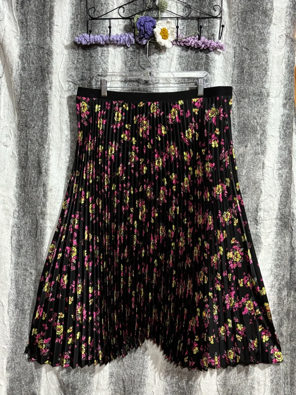 Asymmetrical Pleated Floral Skirt - Black Floral Print size XL (16-18)